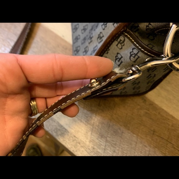 Used Dooney & Bourke purse. - Picture 4 of 6